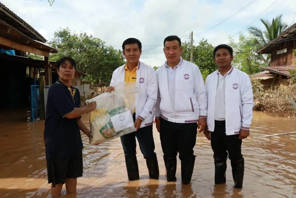 “พลเอกประวิตร” มอบ “ชัยวุฒิ-พล.ต.ท.ปิยะ” รุดลงพื้นที่จังหวัดแพร่ ห่วงผู้ประสบภัยน้ำท่วม มอบถุงยังชีพ พร้อมขอบคุณเจ้าหน้าที่ร่วมแรงร่วมใจทำงานเพื่อประชาชน