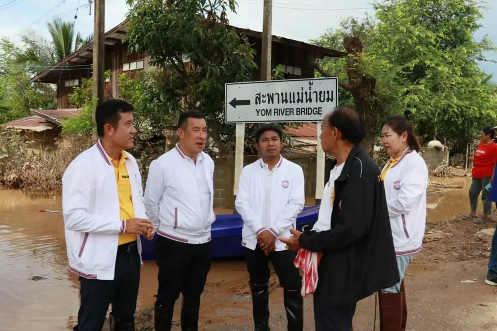 “พลเอกประวิตร” มอบ “ชัยวุฒิ-พล.ต.ท.ปิยะ” รุดลงพื้นที่จังหวัดแพร่ ห่วงผู้ประสบภัยน้ำท่วม มอบถุงยังชีพ พร้อมขอบคุณเจ้าหน้าที่ร่วมแรงร่วมใจทำงานเพื่อประชาชน