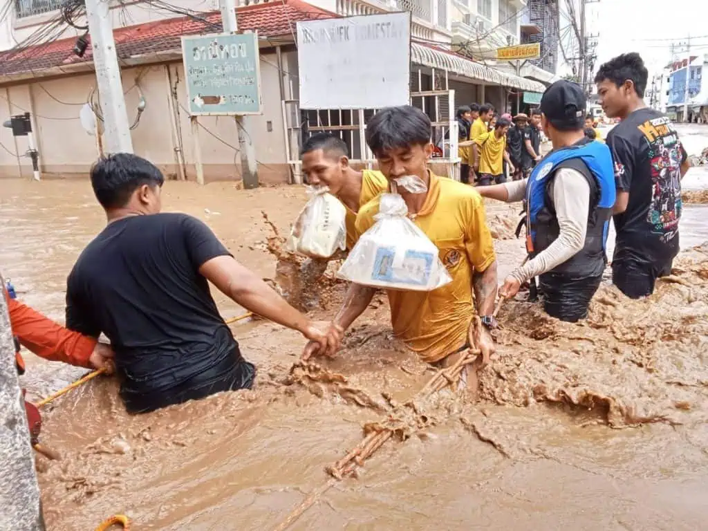 เพื่อนพึ่ง (ภาฯ) อาสา ปฏิบัติการภัยพิบัติ ลงพื้นที่ให้ความช่วยเหลือประชาชนที่ประสบอุทกภัย