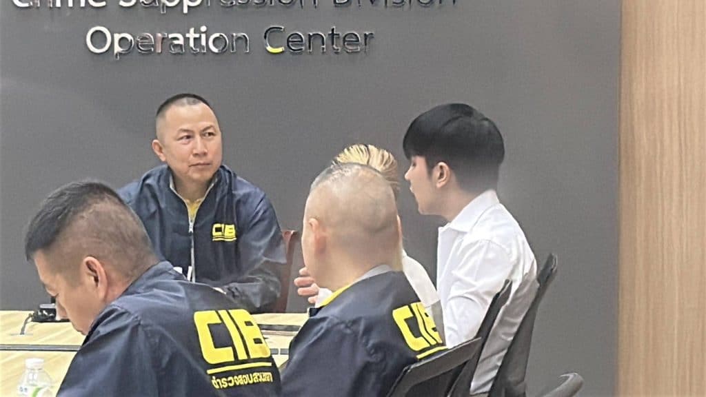 "แม่ตั๊ก - ป๋าเบียร์" ปฏิเสธทุกข้อกล่าวหาหลังถูกออกหมายจับ ตำรวจแจ้ง 4 ข้อหา ค้านประกันคุมตัวฝากศาลอาญาพรุ่งนี้ ส่ง ปปง.สอบเส้นทางเงิน พร้อมเตรียมออกหมายเรียกดาราที่ร่วมไลฟ์รีวิวสินค้าเข้าให้ปากคำ "แม่ตั๊ก - ป๋าเบียร์" ปฏิเสธทุกข้อกล่าวหาหลังถูกออกหมายจับ ตำรวจแจ้ง 4 ข้อหา ค้านประกันคุมตัวฝากศาลอาญาพรุ่งนี้ ส่ง ปปง.สอบเส้นทางเงิน พร้อมเตรียมออกหมายเรียกดาราที่ร่วมไลฟ์รีวิวสินค้าเข้าให้ปากคำ