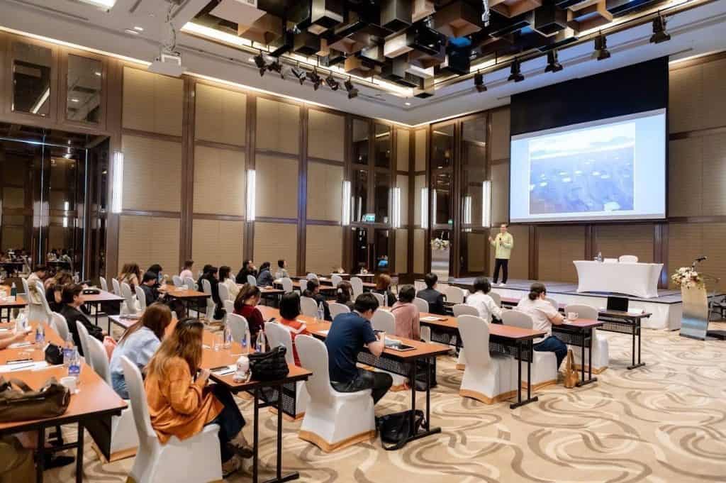 คุณวีระศักดิ์ โควสุรัตน์ บรรยายพิเศษในหัวข้อ "การพัฒนาการท่องเที่ยวไทย…สู่ความยั่งยืน" คุณวีระศักดิ์ โควสุรัตน์ บรรยายพิเศษในหัวข้อ "การพัฒนาการท่องเที่ยวไทย…สู่ความยั่งยืน"