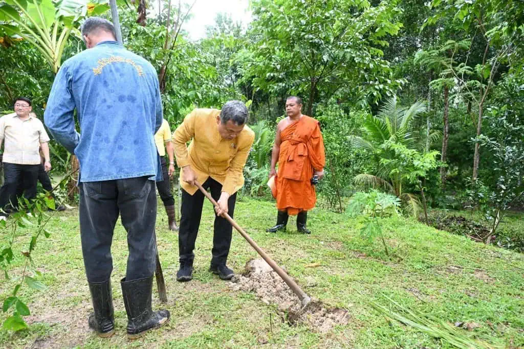 ปลัด มท. ตรวจเยี่ยมโคก หนอง นา บ้านสวนตาจุน ชื่นชมเป็นต้นแบบการน้อมนำพระราชดำริในหลวงที่เป็นรูปธรรม