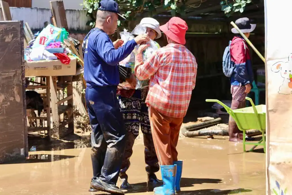 (เชียงราย)"กองทัพเรือ จัดกำลังพลช่วยเหลือผู้ประสบภัยหลังสถานการณ์เริ่มคลี่คลาย"