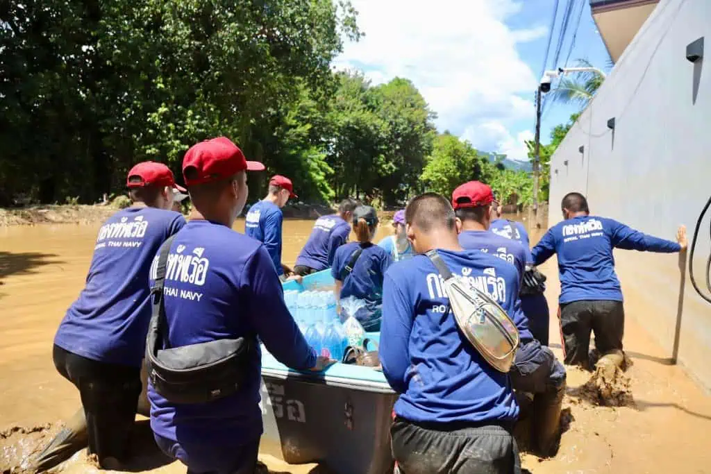 (เชียงราย)"กองทัพเรือ จัดกำลังพลช่วยเหลือผู้ประสบภัยหลังสถานการณ์เริ่มคลี่คลาย"