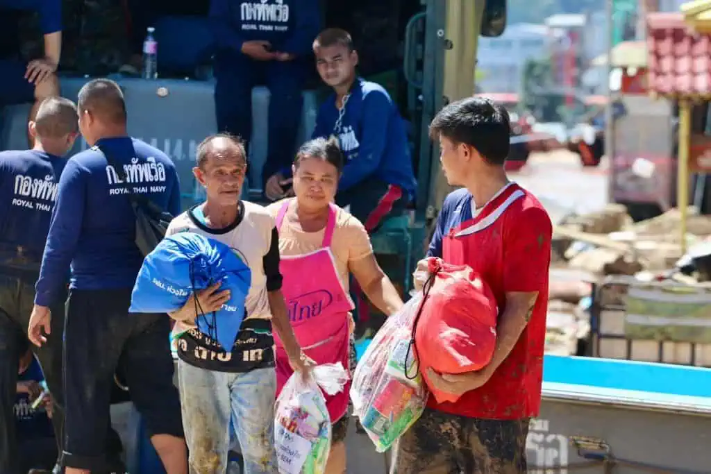 (เชียงราย)"กองทัพเรือ จัดกำลังพลช่วยเหลือผู้ประสบภัยหลังสถานการณ์เริ่มคลี่คลาย"