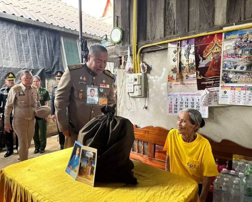 พระบาทสมเด็จพระเจ้าอยู่หัว ทรงพระกรุณาโปรดเกล้าโปรดกระหม่อมให้องคมนตรีเชิญถุงพระราชทาน ไปมอบแก่ผู้ประสบอุทกภัยดินโคลนถล่มในพื้นที่จังหวัดเชียงราย