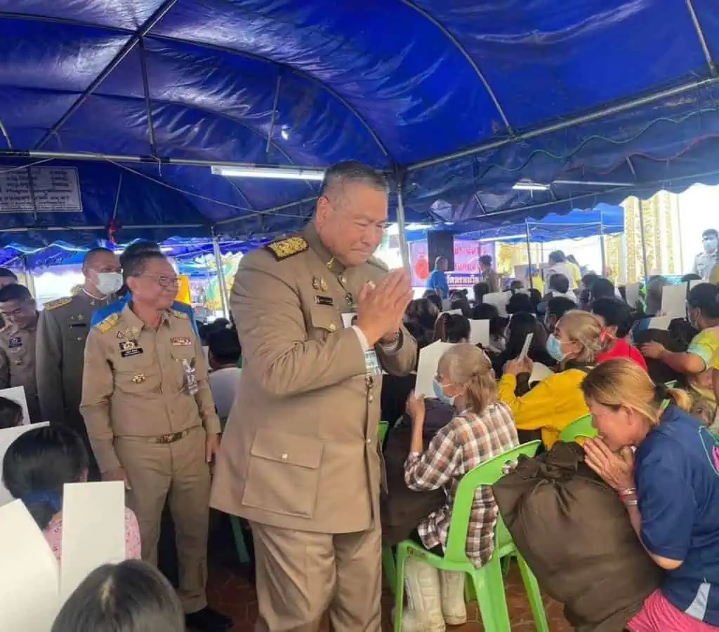 พระบาทสมเด็จพระเจ้าอยู่หัว ทรงพระกรุณาโปรดเกล้าโปรดกระหม่อมให้องคมนตรีเชิญถุงพระราชทาน ไปมอบแก่ผู้ประสบอุทกภัยดินโคลนถล่มในพื้นที่จังหวัดเชียงราย