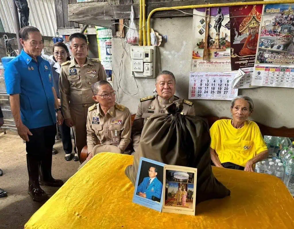 พระบาทสมเด็จพระเจ้าอยู่หัว ทรงพระกรุณาโปรดเกล้าโปรดกระหม่อมให้องคมนตรีเชิญถุงพระราชทาน ไปมอบแก่ผู้ประสบอุทกภัยดินโคลนถล่มในพื้นที่จังหวัดเชียงราย