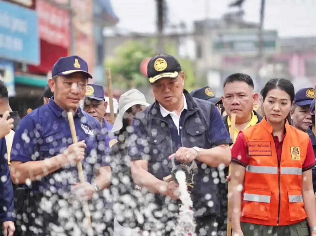 "อนุทิน"  ควง "วราวุธ-ธีรรัตน์" ลงพื้นที่แม่อาย แม่สาย ติดตามการฟื้นฟูหลังน้ำลด นำกำลังใจจากนายกรัฐมนตรีไปส่งผู้ประสบภัย ย้ำรัฐบาลไม่ทอดทิ้ง