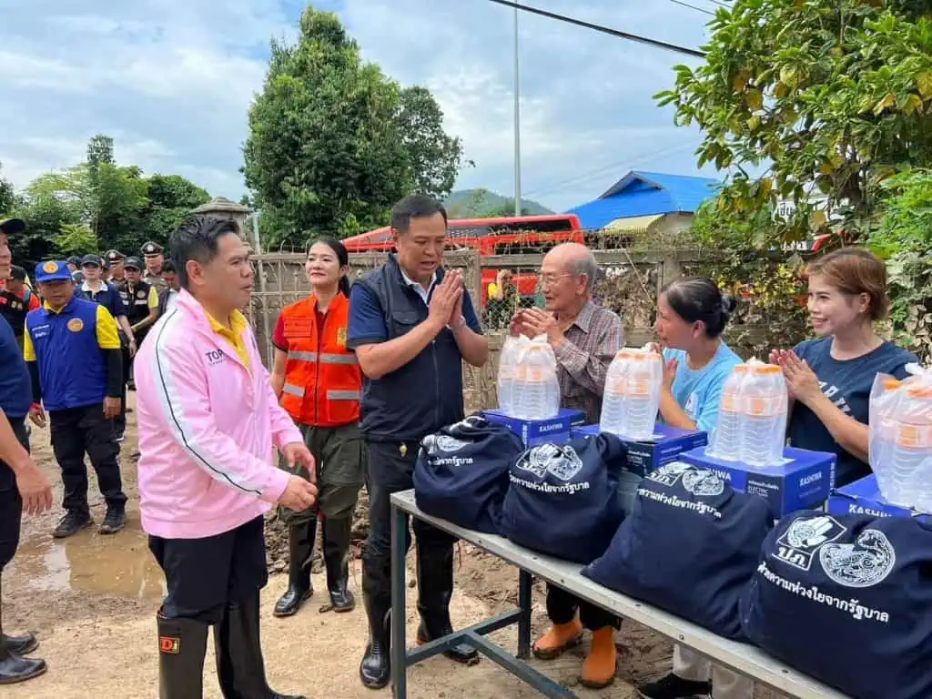 "อนุทิน"  ควง "วราวุธ-ธีรรัตน์" ลงพื้นที่แม่อาย แม่สาย ติดตามการฟื้นฟูหลังน้ำลด นำกำลังใจจากนายกรัฐมนตรีไปส่งผู้ประสบภัย ย้ำรัฐบาลไม่ทอดทิ้ง