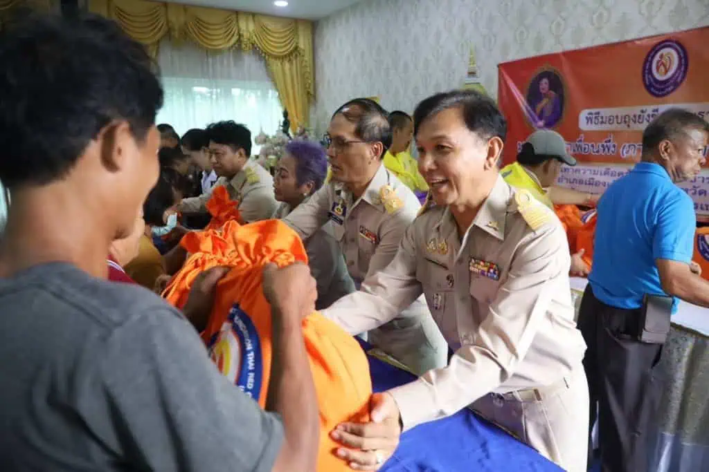 มูลนิธิอาสาเพื่อนพึ่ง (ภาฯ) ยามยาก สภากาชาดไทย เชิญถุงยังชีพพระราชทานช่วยเหลือประชาชนที่ประสบอุทกภัยในพื้นที่จังหวัดเชียงราย