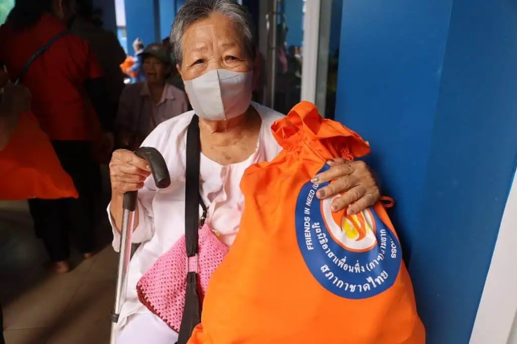 มูลนิธิอาสาเพื่อนพึ่ง (ภาฯ) ยามยาก สภากาชาดไทย เชิญถุงยังชีพพระราชทานช่วยเหลือประชาชนที่ประสบอุทกภัยในพื้นที่จังหวัดเชียงราย