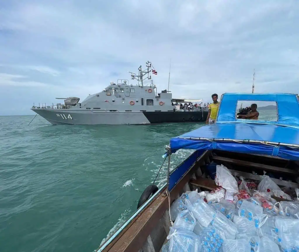 เรือ ต.114 ส่งถุงยังชีพ และน้ำดื่ม ขึ้นเกาะบุโหลนดอน เรียบร้อย