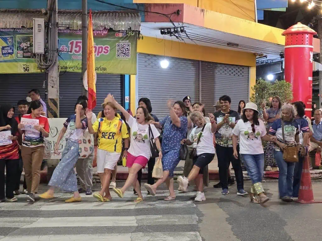 สภาเด็กและเยาวชนเทศบาลเมืองเบตงพร้อมกลุ่มวงดนตรีจิตอาสาเปิดกล่องรับบริจาค แบ่งปันธารน้ำใจ เบตง-แม่สาย