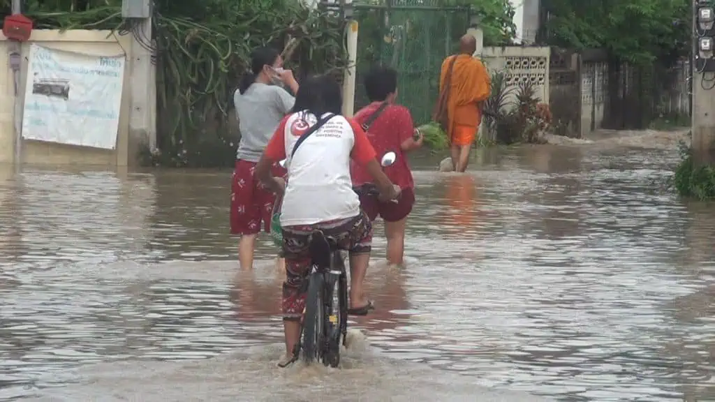 (ลำปาง)ชาวบ้านกว่า 100 หลังคาเรือนเร่งขนย้ายทรัพย์สินขึ้นที่สูงหลังผู้ใหญ่บ้านประกาศน้ำป่าไหลพังคันดินลำห้วย น้ำไหลทะลักเข้าท่วมอย่างรวดเร็ว