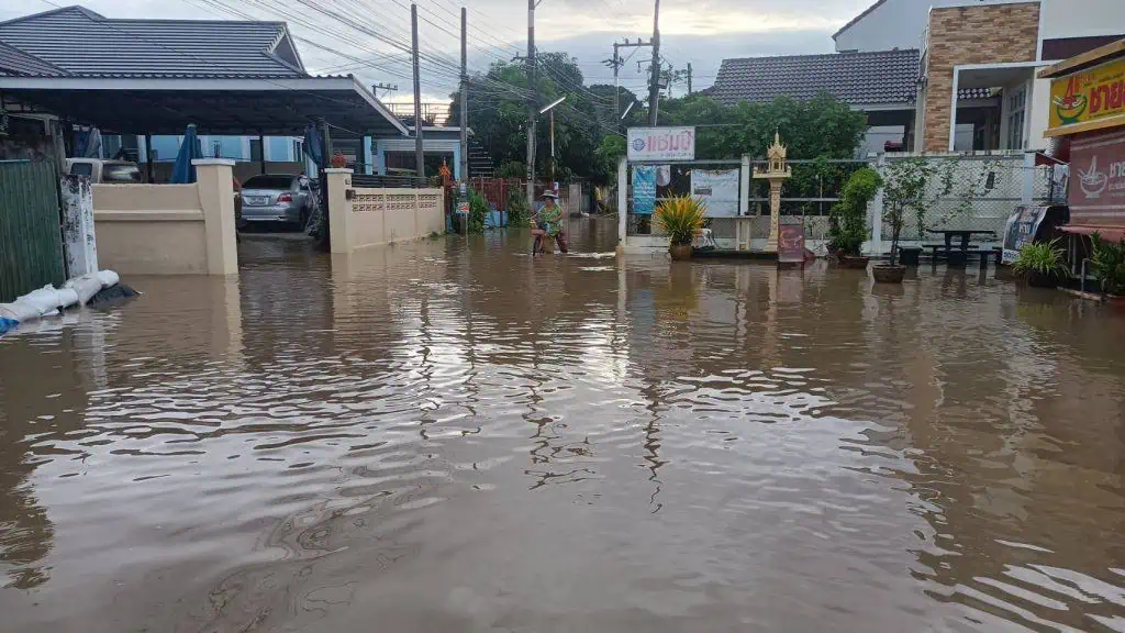 (ลำปาง)ชาวบ้านกว่า 100 หลังคาเรือนเร่งขนย้ายทรัพย์สินขึ้นที่สูงหลังผู้ใหญ่บ้านประกาศน้ำป่าไหลพังคันดินลำห้วย น้ำไหลทะลักเข้าท่วมอย่างรวดเร็ว