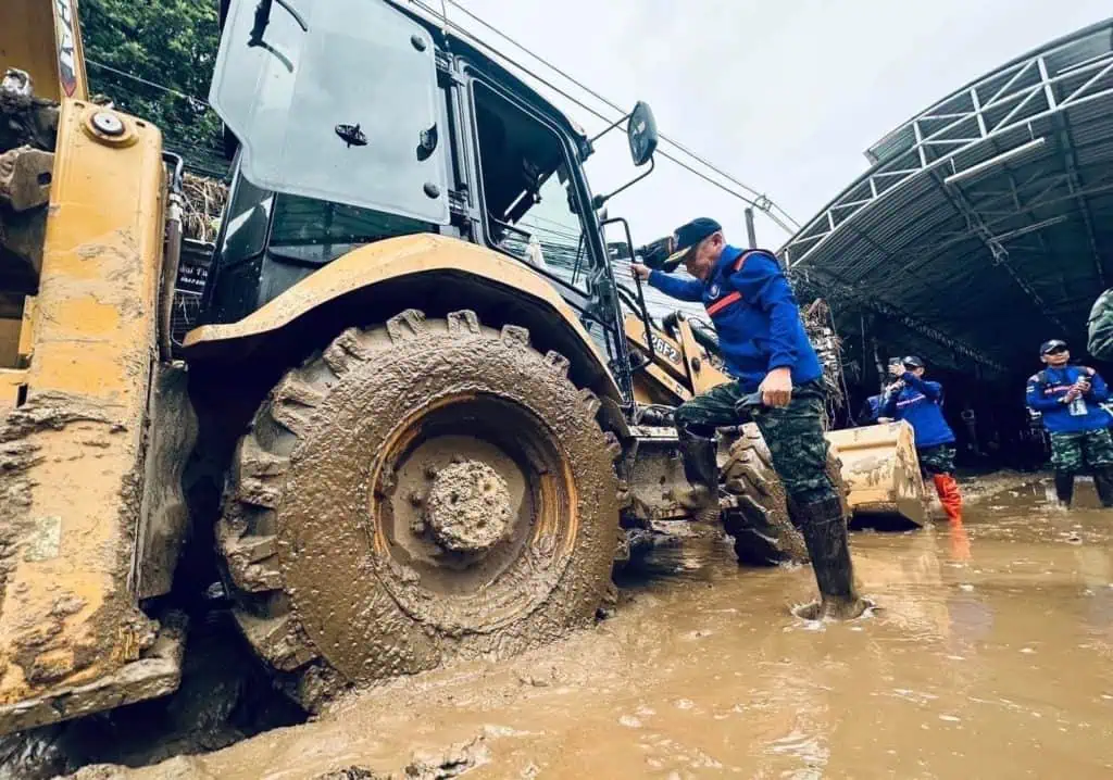 เครื่องฉีดน้ำพระราชทาน เข้าถึงบ้านผู้ประสบภัย ปฏิบัติภารกิจล้างโคลน