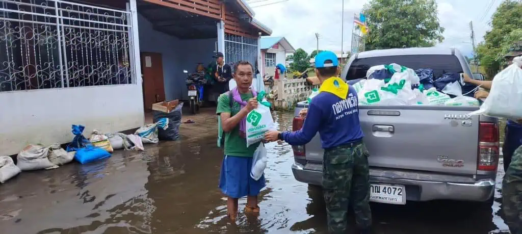 กองทัพเรือ จัดกำลังช่วยเหลือประชาชนที่ประสบอุทกภัยอย่างต่อเนื่อง พร้อมติดตามสถานการณ์ และเฝ้าระวังเหตุอุทกภัยที่อาจเกิดขึ้นในหลายพื้นที่ข