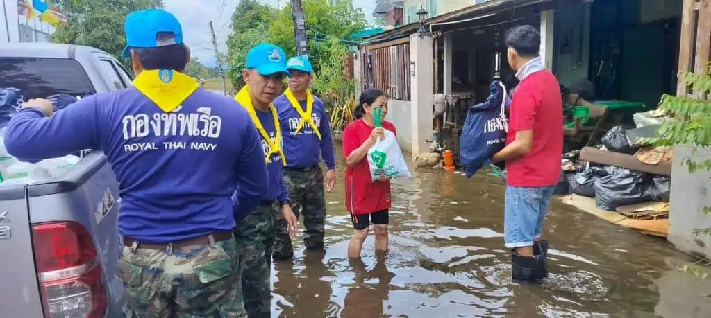 กองทัพเรือ จัดกำลังช่วยเหลือประชาชนที่ประสบอุทกภัยอย่างต่อเนื่อง พร้อมติดตามสถานการณ์ และเฝ้าระวังเหตุอุทกภัยที่อาจเกิดขึ้นในหลายพื้นที่ข