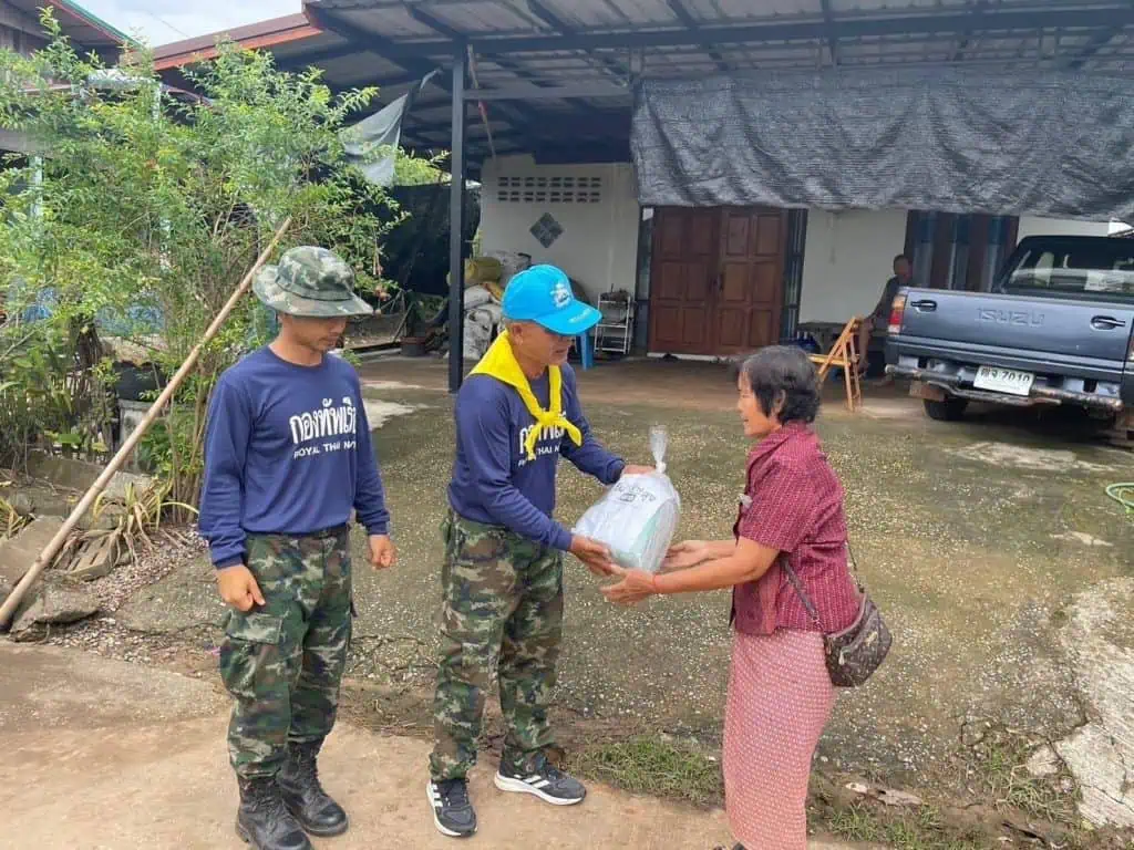 กองทัพเรือ จัดกำลังช่วยเหลือประชาชนที่ประสบอุทกภัยอย่างต่อเนื่อง พร้อมติดตามสถานการณ์ และเฝ้าระวังเหตุอุทกภัยที่อาจเกิดขึ้นในหลายพื้นที่ข