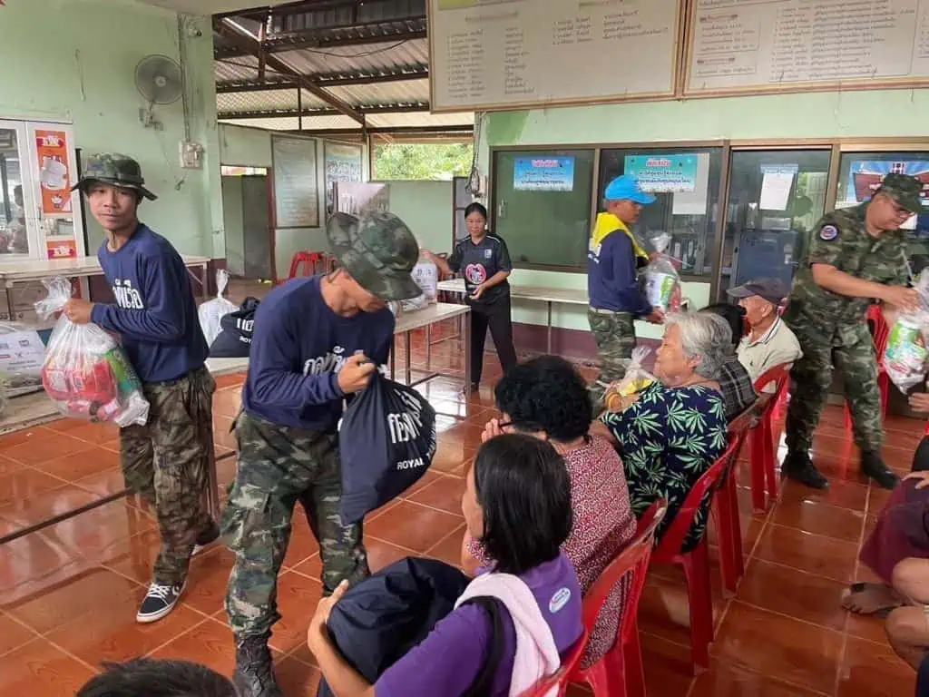 กองทัพเรือ จัดกำลังช่วยเหลือประชาชนที่ประสบอุทกภัยอย่างต่อเนื่อง พร้อมติดตามสถานการณ์ และเฝ้าระวังเหตุอุทกภัยที่อาจเกิดขึ้นในหลายพื้นที่ข