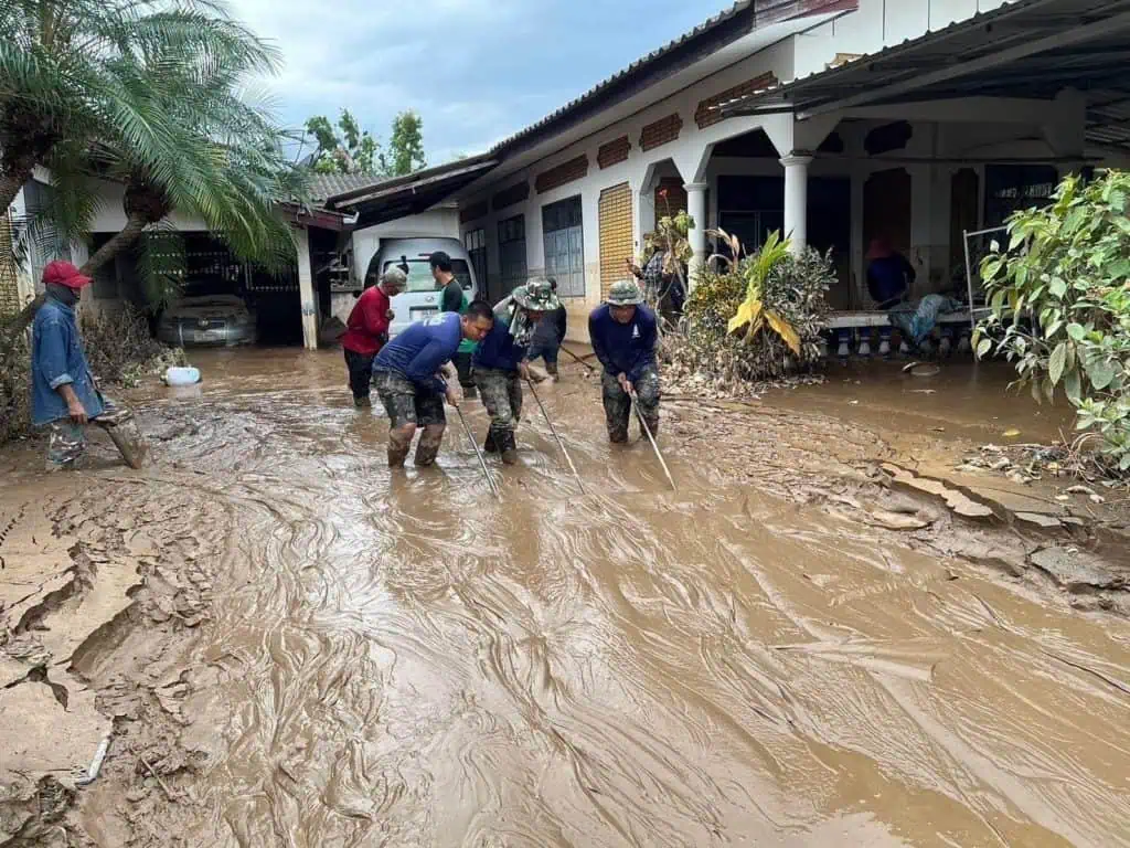 กองทัพเรือ จัดกำลังช่วยเหลือประชาชนที่ประสบอุทกภัยอย่างต่อเนื่อง พร้อมติดตามสถานการณ์ และเฝ้าระวังเหตุอุทกภัยที่อาจเกิดขึ้นในหลายพื้นที่ข