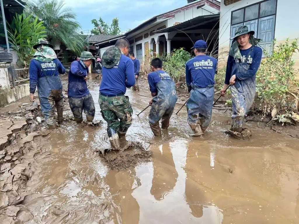 กองทัพเรือ จัดกำลังช่วยเหลือประชาชนที่ประสบอุทกภัยอย่างต่อเนื่อง พร้อมติดตามสถานการณ์ และเฝ้าระวังเหตุอุทกภัยที่อาจเกิดขึ้นในหลายพื้นที่ข