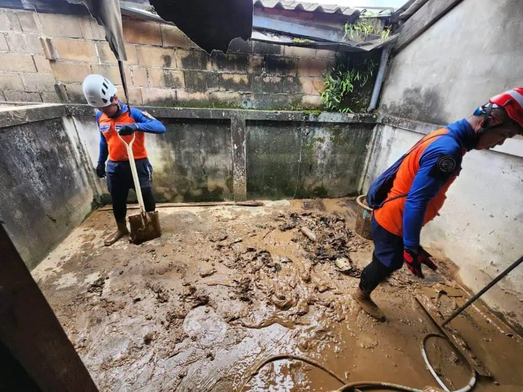 กองทัพเรือ จัดกำลังช่วยเหลือประชาชนที่ประสบอุทกภัยอย่างต่อเนื่อง พร้อมติดตามสถานการณ์ และเฝ้าระวังเหตุอุทกภัยที่อาจเกิดขึ้นในหลายพื้นที่ข