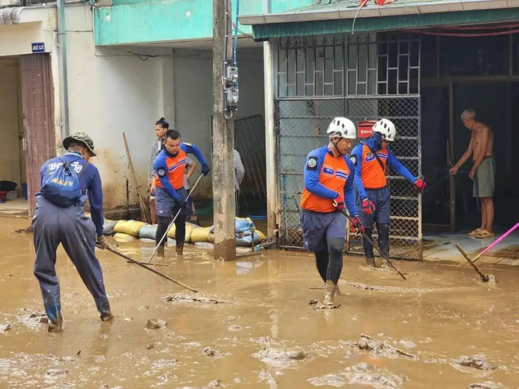 กองทัพเรือ จัดกำลังช่วยเหลือประชาชนที่ประสบอุทกภัยอย่างต่อเนื่อง พร้อมติดตามสถานการณ์ และเฝ้าระวังเหตุอุทกภัยที่อาจเกิดขึ้นในหลายพื้นที่ข