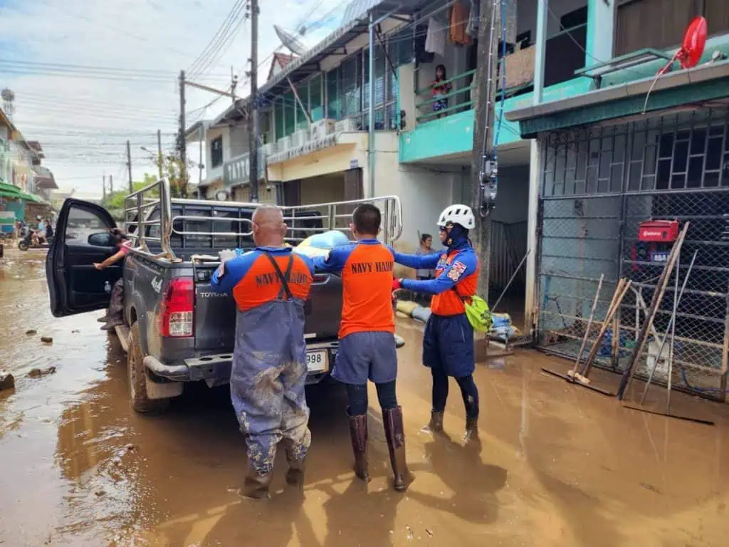 กองทัพเรือ จัดกำลังช่วยเหลือประชาชนที่ประสบอุทกภัยอย่างต่อเนื่อง พร้อมติดตามสถานการณ์ และเฝ้าระวังเหตุอุทกภัยที่อาจเกิดขึ้นในหลายพื้นที่ข