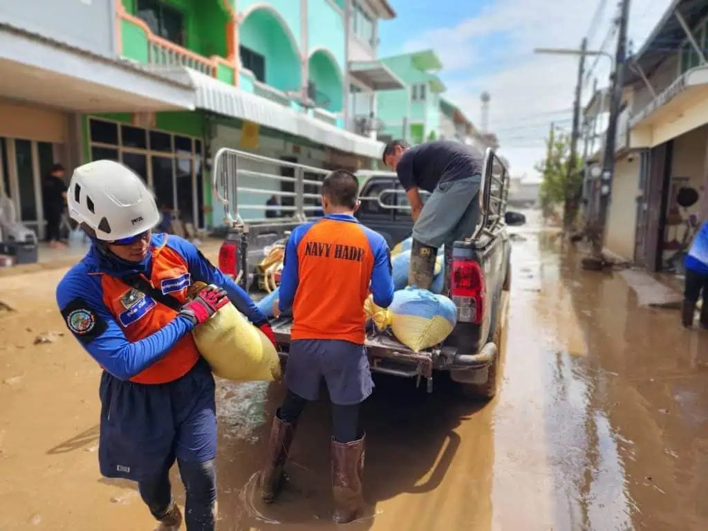 กองทัพเรือ จัดกำลังช่วยเหลือประชาชนที่ประสบอุทกภัยอย่างต่อเนื่อง พร้อมติดตามสถานการณ์ และเฝ้าระวังเหตุอุทกภัยที่อาจเกิดขึ้นในหลายพื้นที่ข