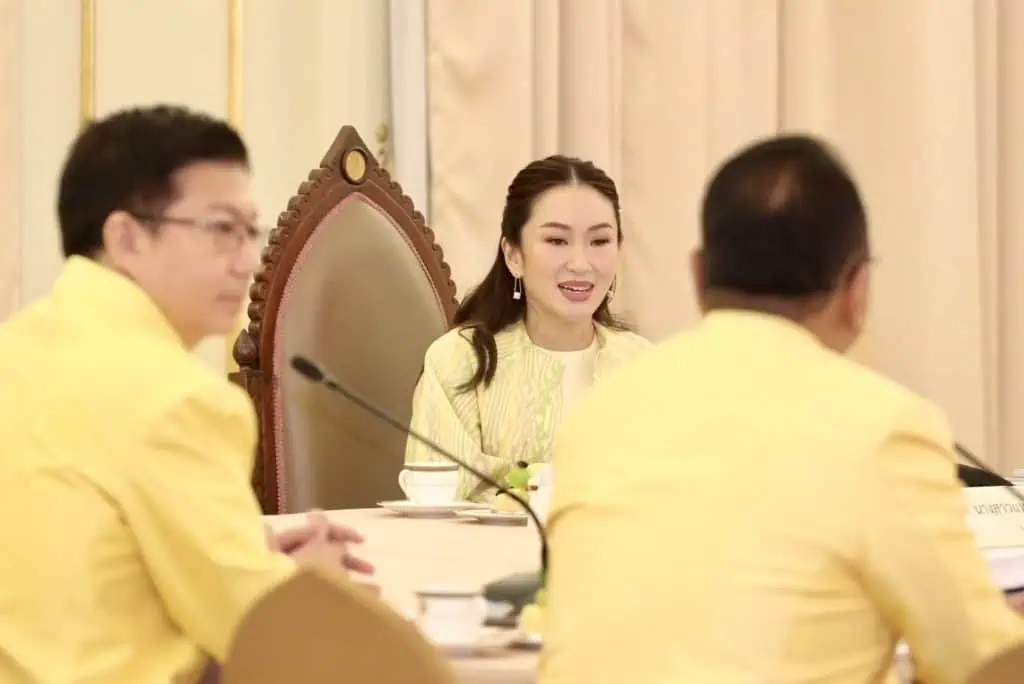 ”นายกฯ “ นั่งหัวโต๊ะประชุมหัวหน้าส่วนราชการ ดีใจที่ได้ร่วมงาน แม้บางคนใกล้เกษียณ พร้อมย้ำ “นายกฯ อิงค์” เข้าถึงไม่ยาก หากอยากหารือ ขอเพียงแค่นัดมา 