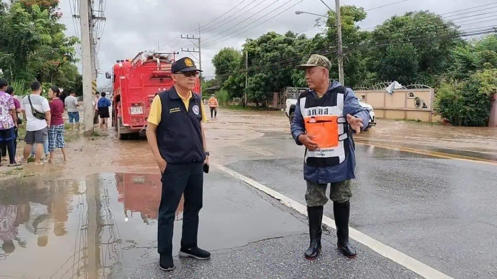ปลัด มท. เฝ้าระวังสถานการณ์น้ำท่วมฉับพลัน พร้อมสั่งการเจ้าหน้าที่บูรณาการสรรพกำลังทุกหน่วยงานเร่งให้ความช่วยเหลือพี่น้องประชาชนอย่างต่อเนื่อง