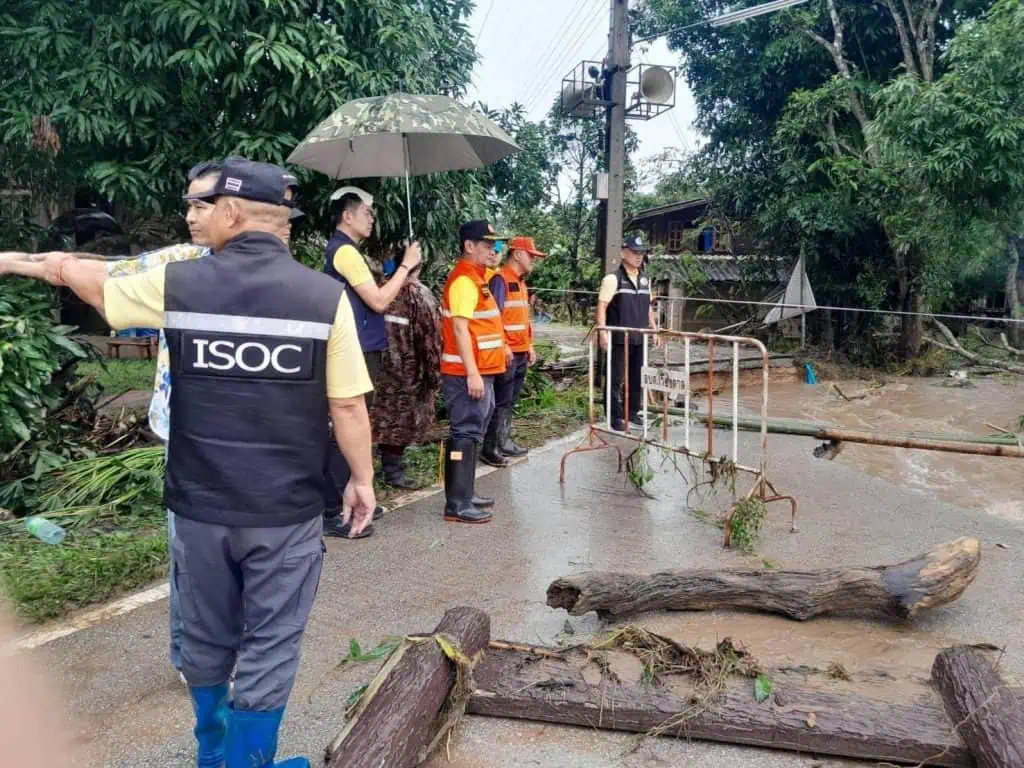 ปลัด มท. เฝ้าระวังสถานการณ์น้ำท่วมฉับพลัน พร้อมสั่งการเจ้าหน้าที่บูรณาการสรรพกำลังทุกหน่วยงานเร่งให้ความช่วยเหลือพี่น้องประชาชนอย่างต่อเนื่อง