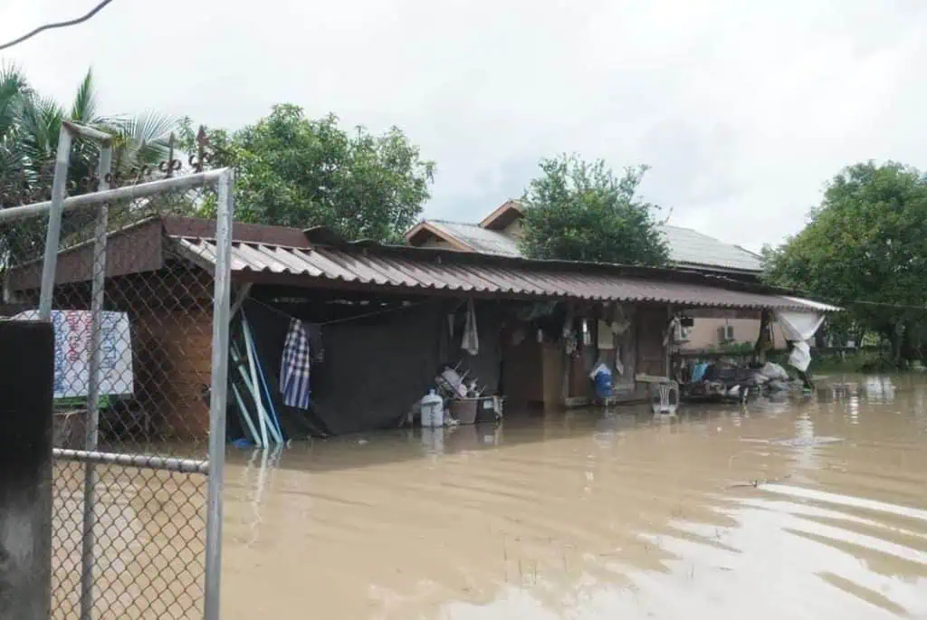 ปลัด มท. เฝ้าระวังสถานการณ์น้ำท่วมฉับพลัน พร้อมสั่งการเจ้าหน้าที่บูรณาการสรรพกำลังทุกหน่วยงานเร่งให้ความช่วยเหลือพี่น้องประชาชนอย่างต่อเนื่อง