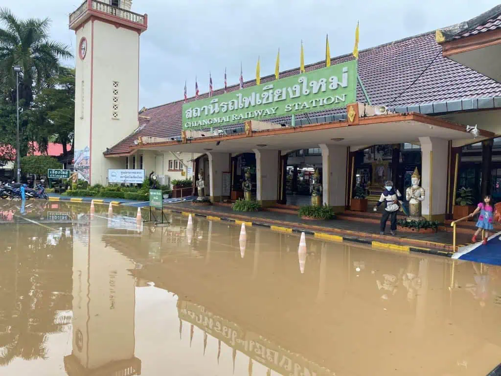 “สุริยะ” ห่วงสถานการณ์น้ำท่วมเชียงใหม่ สั่งการรถไฟฯ ประสานขนส่งจัดรถอำนวยความสะดวกการเดินทางให้ประชาชน กำชับต้องถึงจุดหมายอย่างปลอดภัย 