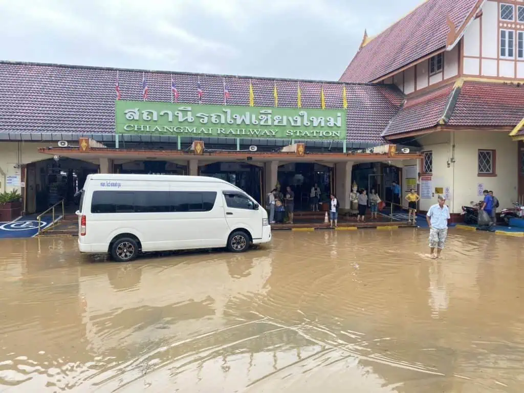 “สุริยะ” ห่วงสถานการณ์น้ำท่วมเชียงใหม่ สั่งการรถไฟฯ ประสานขนส่งจัดรถอำนวยความสะดวกการเดินทางให้ประชาชน กำชับต้องถึงจุดหมายอย่างปลอดภัย 