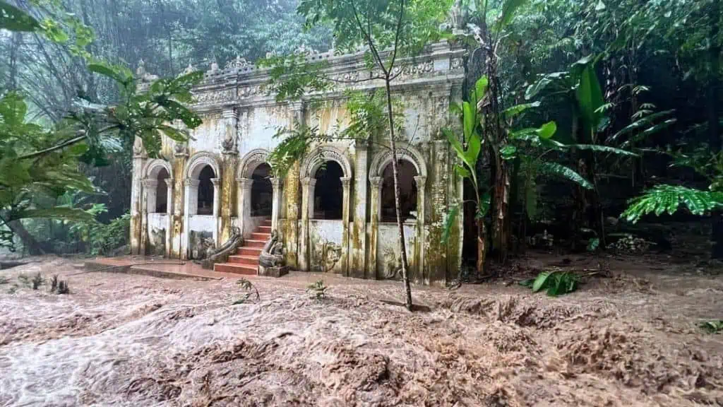 ฝนตกหนักน้ำป่าดอยสุเทพทะลักท่วมซ้ำ ฝั่งตะวันตกเมืองเชียงใหม่