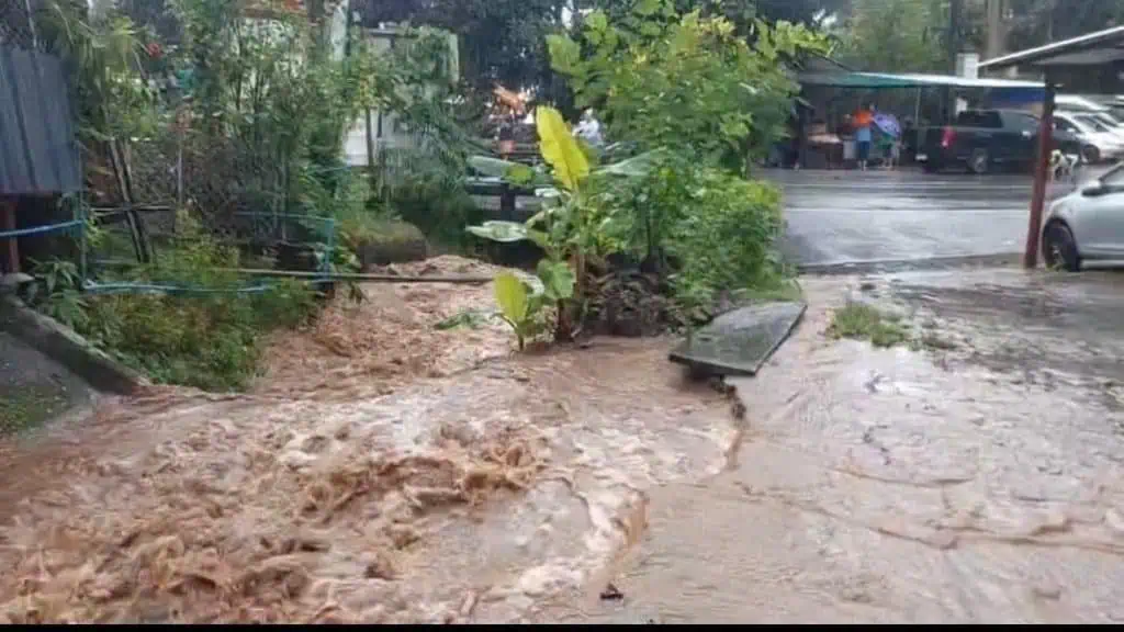 ฝนตกหนักน้ำป่าดอยสุเทพทะลักท่วมซ้ำ ฝั่งตะวันตกเมืองเชียงใหม่