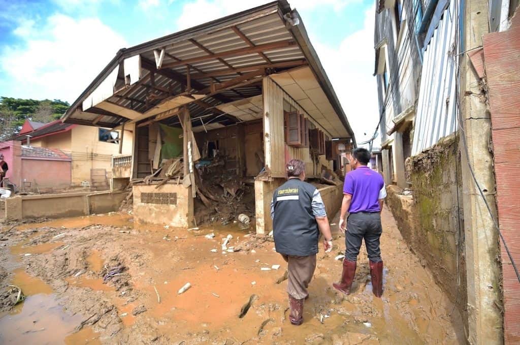 เจ้าหน้าที่มูลนิธิอาสาเพื่อนพึ่ง (ภาฯ) ยามยาก สภากาชาดไทย หน่วยเฉพาะกิจทัพเจ้าตาก และผู้ใหญ่บ้าน ลงพื้นที่สำรวจและเก็บข้อมูลผู้ประสบอุทกภัย ณ ชุมชนวัดถ้ำผาจม หมู่1 ตำบลเวียงพางคำ และชุมชนสายลมจอย เทศบาลตำบลแม่สายอำเภอแม่สายจังหวัดเชียงราย เจ้าหน้าที่มูลนิธิอาสาเพื่อนพึ่ง (ภาฯ) ยามยาก สภากาชาดไทย หน่วยเฉพาะกิจทัพเจ้าตาก และผู้ใหญ่บ้าน ลงพื้นที่สำรวจและเก็บข้อมูลผู้ประสบอุทกภัย ณ ชุมชนวัดถ้ำผาจม หมู่1 ตำบลเวียงพางคำ และชุมชนสายลมจอย เทศบาลตำบลแม่สายอำเภอแม่สายจังหวัดเชียงราย