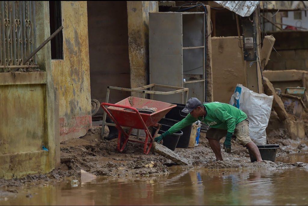เจ้าหน้าที่มูลนิธิอาสาเพื่อนพึ่ง (ภาฯ) ยามยาก สภากาชาดไทย หน่วยเฉพาะกิจทัพเจ้าตาก และผู้ใหญ่บ้าน ลงพื้นที่สำรวจและเก็บข้อมูลผู้ประสบอุทกภัย ณ ชุมชนวัดถ้ำผาจม หมู่1 ตำบลเวียงพางคำ และชุมชนสายลมจอย เทศบาลตำบลแม่สายอำเภอแม่สายจังหวัดเชียงราย เจ้าหน้าที่มูลนิธิอาสาเพื่อนพึ่ง (ภาฯ) ยามยาก สภากาชาดไทย หน่วยเฉพาะกิจทัพเจ้าตาก และผู้ใหญ่บ้าน ลงพื้นที่สำรวจและเก็บข้อมูลผู้ประสบอุทกภัย ณ ชุมชนวัดถ้ำผาจม หมู่1 ตำบลเวียงพางคำ และชุมชนสายลมจอย เทศบาลตำบลแม่สายอำเภอแม่สายจังหวัดเชียงราย