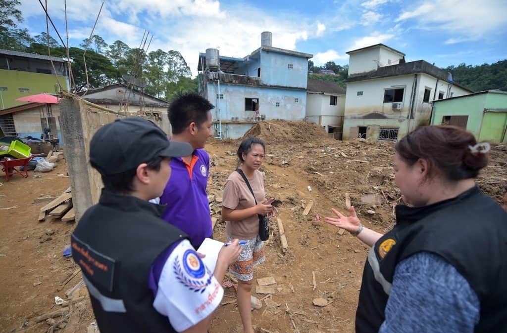 เจ้าหน้าที่มูลนิธิอาสาเพื่อนพึ่ง (ภาฯ) ยามยาก สภากาชาดไทย หน่วยเฉพาะกิจทัพเจ้าตาก และผู้ใหญ่บ้าน ลงพื้นที่สำรวจและเก็บข้อมูลผู้ประสบอุทกภัย ณ ชุมชนวัดถ้ำผาจม หมู่1 ตำบลเวียงพางคำ และชุมชนสายลมจอย เทศบาลตำบลแม่สายอำเภอแม่สายจังหวัดเชียงราย เจ้าหน้าที่มูลนิธิอาสาเพื่อนพึ่ง (ภาฯ) ยามยาก สภากาชาดไทย หน่วยเฉพาะกิจทัพเจ้าตาก และผู้ใหญ่บ้าน ลงพื้นที่สำรวจและเก็บข้อมูลผู้ประสบอุทกภัย ณ ชุมชนวัดถ้ำผาจม หมู่1 ตำบลเวียงพางคำ และชุมชนสายลมจอย เทศบาลตำบลแม่สายอำเภอแม่สายจังหวัดเชียงราย