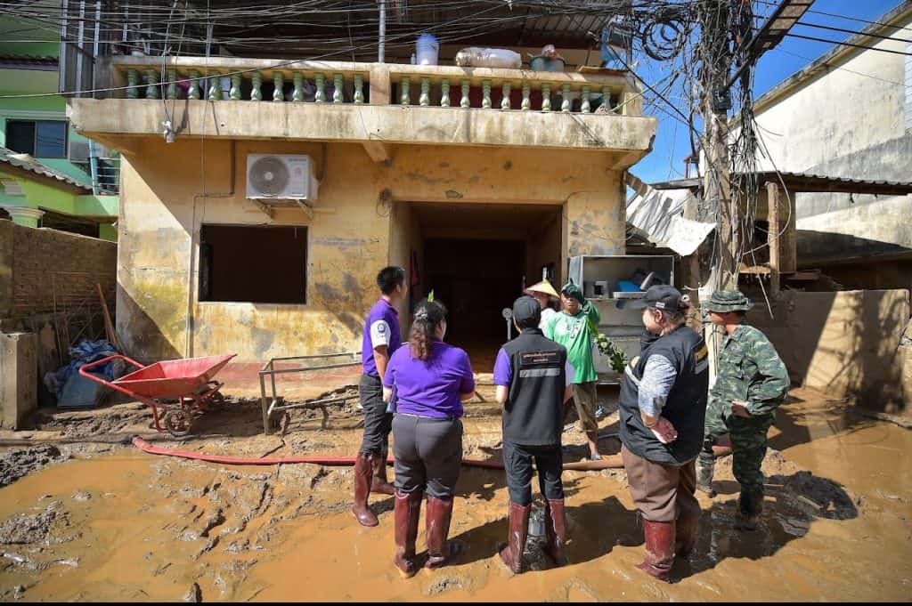 เจ้าหน้าที่มูลนิธิอาสาเพื่อนพึ่ง (ภาฯ) ยามยาก สภากาชาดไทย หน่วยเฉพาะกิจทัพเจ้าตาก และผู้ใหญ่บ้าน ลงพื้นที่สำรวจและเก็บข้อมูลผู้ประสบอุทกภัย ณ ชุมชนวัดถ้ำผาจม หมู่1 ตำบลเวียงพางคำ และชุมชนสายลมจอย เทศบาลตำบลแม่สายอำเภอแม่สายจังหวัดเชียงราย เจ้าหน้าที่มูลนิธิอาสาเพื่อนพึ่ง (ภาฯ) ยามยาก สภากาชาดไทย หน่วยเฉพาะกิจทัพเจ้าตาก และผู้ใหญ่บ้าน ลงพื้นที่สำรวจและเก็บข้อมูลผู้ประสบอุทกภัย ณ ชุมชนวัดถ้ำผาจม หมู่1 ตำบลเวียงพางคำ และชุมชนสายลมจอย เทศบาลตำบลแม่สายอำเภอแม่สายจังหวัดเชียงราย