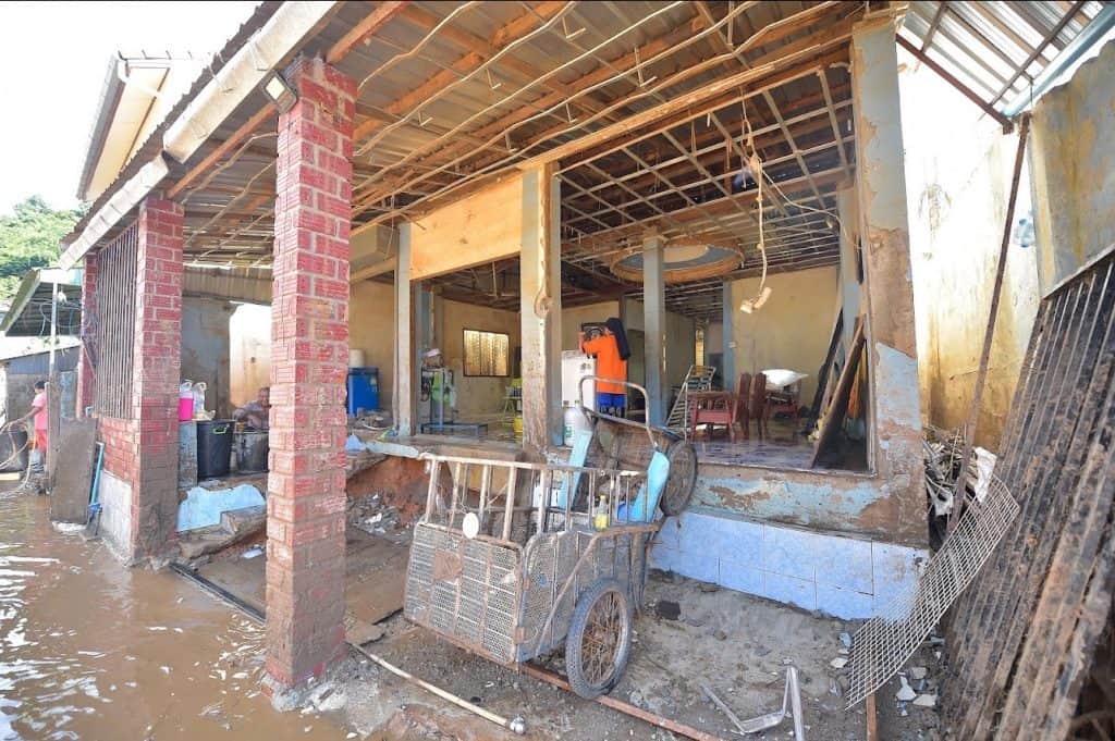 เจ้าหน้าที่มูลนิธิอาสาเพื่อนพึ่ง (ภาฯ) ยามยาก สภากาชาดไทย หน่วยเฉพาะกิจทัพเจ้าตาก และผู้ใหญ่บ้าน ลงพื้นที่สำรวจและเก็บข้อมูลผู้ประสบอุทกภัย ณ ชุมชนวัดถ้ำผาจม หมู่1 ตำบลเวียงพางคำ และชุมชนสายลมจอย เทศบาลตำบลแม่สายอำเภอแม่สายจังหวัดเชียงราย เจ้าหน้าที่มูลนิธิอาสาเพื่อนพึ่ง (ภาฯ) ยามยาก สภากาชาดไทย หน่วยเฉพาะกิจทัพเจ้าตาก และผู้ใหญ่บ้าน ลงพื้นที่สำรวจและเก็บข้อมูลผู้ประสบอุทกภัย ณ ชุมชนวัดถ้ำผาจม หมู่1 ตำบลเวียงพางคำ และชุมชนสายลมจอย เทศบาลตำบลแม่สายอำเภอแม่สายจังหวัดเชียงราย