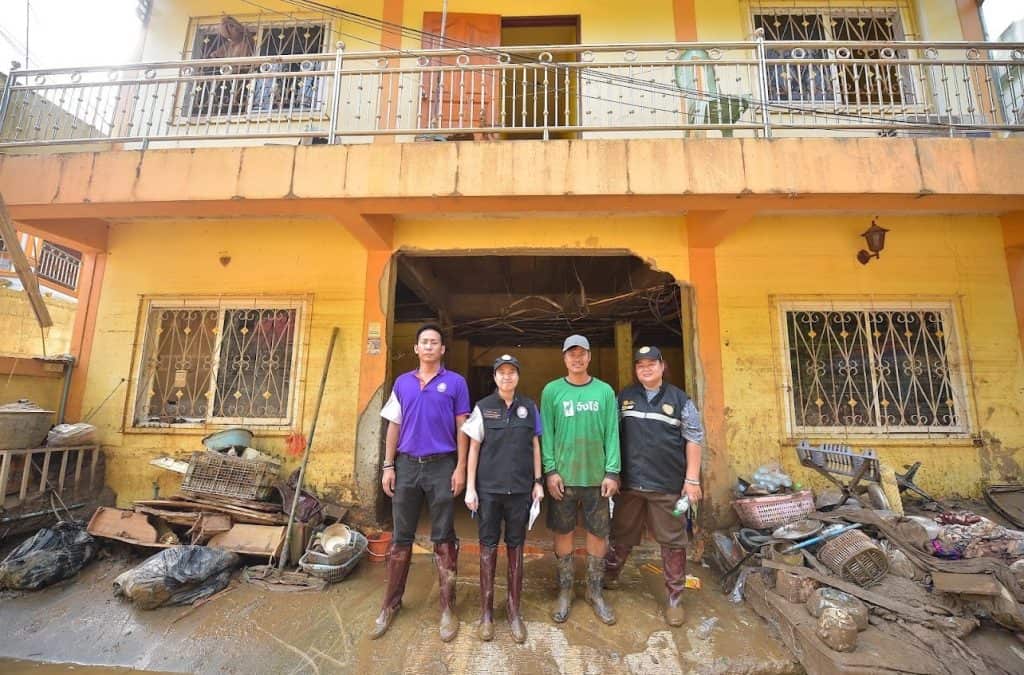 เจ้าหน้าที่มูลนิธิอาสาเพื่อนพึ่ง (ภาฯ) ยามยาก สภากาชาดไทย หน่วยเฉพาะกิจทัพเจ้าตาก และผู้ใหญ่บ้าน ลงพื้นที่สำรวจและเก็บข้อมูลผู้ประสบอุทกภัย ณ ชุมชนวัดถ้ำผาจม หมู่1 ตำบลเวียงพางคำ และชุมชนสายลมจอย เทศบาลตำบลแม่สายอำเภอแม่สายจังหวัดเชียงราย เจ้าหน้าที่มูลนิธิอาสาเพื่อนพึ่ง (ภาฯ) ยามยาก สภากาชาดไทย หน่วยเฉพาะกิจทัพเจ้าตาก และผู้ใหญ่บ้าน ลงพื้นที่สำรวจและเก็บข้อมูลผู้ประสบอุทกภัย ณ ชุมชนวัดถ้ำผาจม หมู่1 ตำบลเวียงพางคำ และชุมชนสายลมจอย เทศบาลตำบลแม่สายอำเภอแม่สายจังหวัดเชียงราย