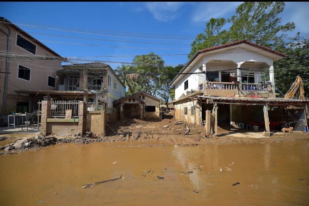เจ้าหน้าที่มูลนิธิอาสาเพื่อนพึ่ง (ภาฯ) ยามยาก สภากาชาดไทย หน่วยเฉพาะกิจทัพเจ้าตาก และผู้ใหญ่บ้าน ลงพื้นที่สำรวจและเก็บข้อมูลผู้ประสบอุทกภัย ณ ชุมชนวัดถ้ำผาจม หมู่1 ตำบลเวียงพางคำ และชุมชนสายลมจอย เทศบาลตำบลแม่สายอำเภอแม่สายจังหวัดเชียงราย เจ้าหน้าที่มูลนิธิอาสาเพื่อนพึ่ง (ภาฯ) ยามยาก สภากาชาดไทย หน่วยเฉพาะกิจทัพเจ้าตาก และผู้ใหญ่บ้าน ลงพื้นที่สำรวจและเก็บข้อมูลผู้ประสบอุทกภัย ณ ชุมชนวัดถ้ำผาจม หมู่1 ตำบลเวียงพางคำ และชุมชนสายลมจอย เทศบาลตำบลแม่สายอำเภอแม่สายจังหวัดเชียงราย