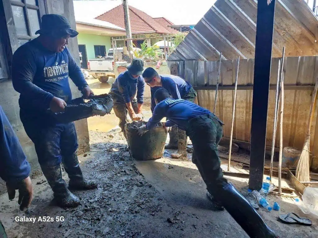 หน่วยบัญชาการต่อสู้อากาศยานและรักษาฝั่ง “ ระดมพล เร่งฟื้นฟู ” บ้านพักอาศัย ในเขตพื้นที่ อำเภอแม่สาย จังหวัดเชียงราย