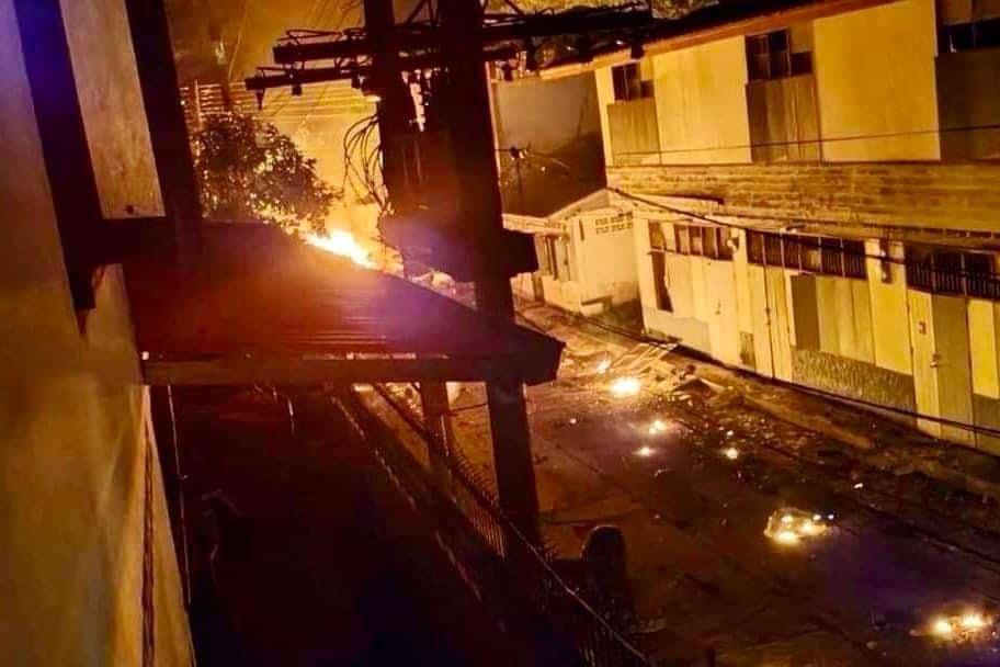 วางระเบิดคาร์บอมบ์หน้าบ้านพักนายอำเภอตากใบ มีผู้บาดเจ็บ บ้านเรือนประชาชน เสียหายหลายหลัง วางระเบิดคาร์บอมบ์หน้าบ้านพักนายอำเภอตากใบ มีผู้บาดเจ็บ บ้านเรือนประชาชน เสียหายหลายหลัง