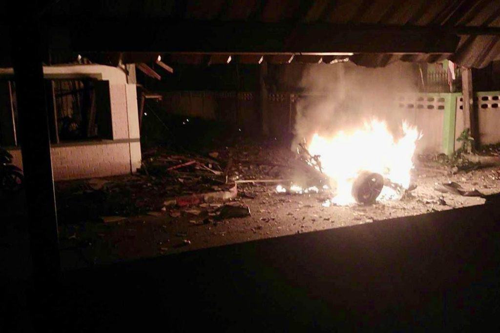 วางระเบิดคาร์บอมบ์หน้าบ้านพักนายอำเภอตากใบ มีผู้บาดเจ็บ บ้านเรือนประชาชน เสียหายหลายหลัง วางระเบิดคาร์บอมบ์หน้าบ้านพักนายอำเภอตากใบ มีผู้บาดเจ็บ บ้านเรือนประชาชน เสียหายหลายหลัง