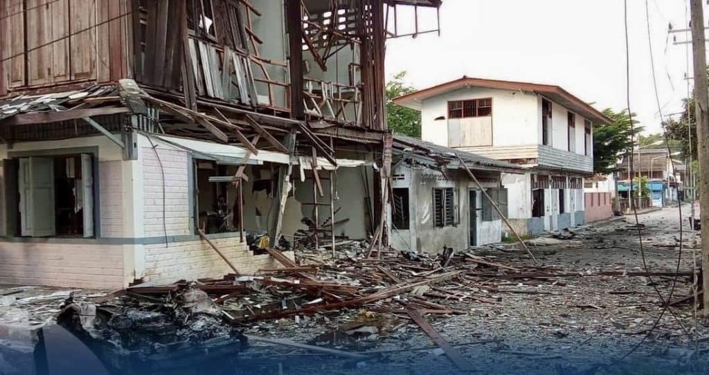 วงจรปิดจับภาพรถคาร์บอมบ์หน้าบ้านนายอำเภอตากใบเอาไว้ได้ เป็นของภรรยาทหารพรานถูกคนร้ายใช้ปืน เอ็ม.16 จี้ วงจรปิดจับภาพรถคาร์บอมบ์หน้าบ้านนายอำเภอตากใบเอาไว้ได้ เป็นของภรรยาทหารพรานถูกคนร้ายใช้ปืน เอ็ม.16 จี้